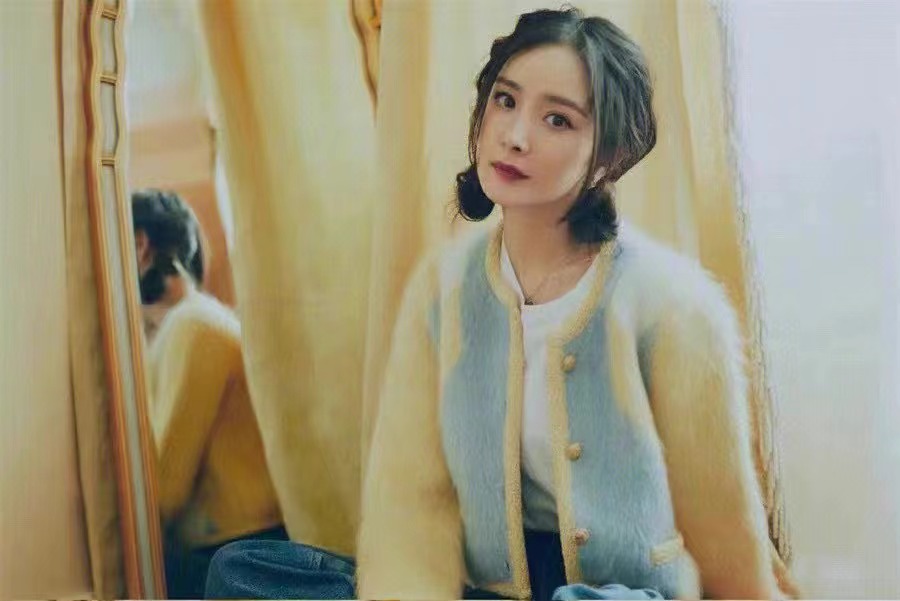 杨幂穿白色夹克视频,杨幂黑色皮衣哪吒头搭配