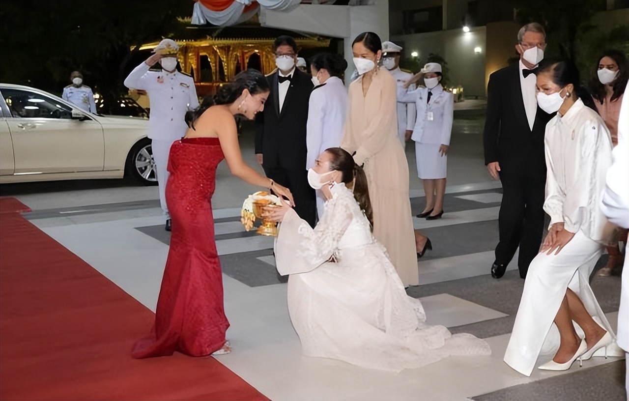 泰王屈膝礼,苏提达生日庆典