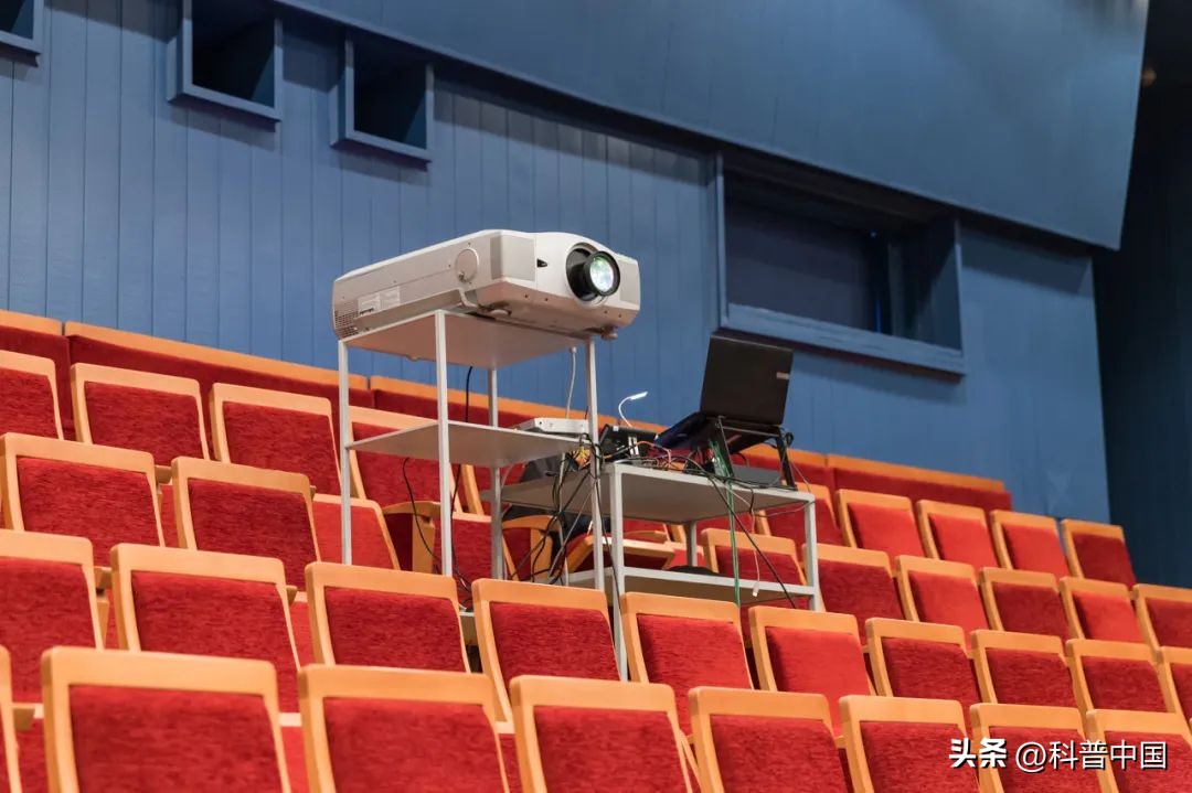 投影仪真的比电视护眼么,投影仪是不是对眼睛好点