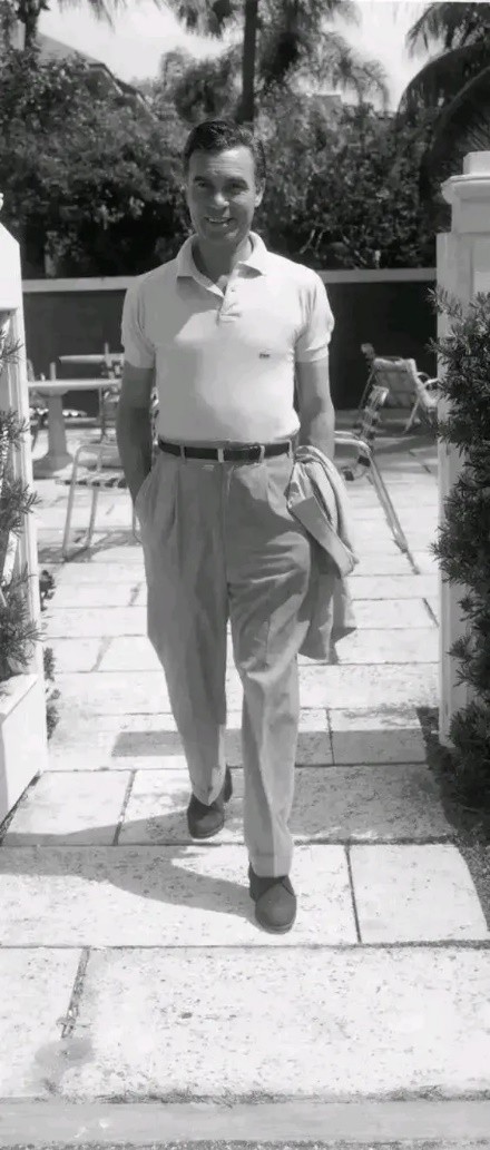 “软饭王”鲁维罗萨：娶过5位富婆，被送轰炸机和超跑，56岁身亡