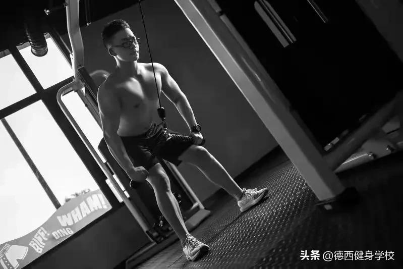 健身5年，他从“骨瘦如柴”到肌肉型男，身材事业双丰收