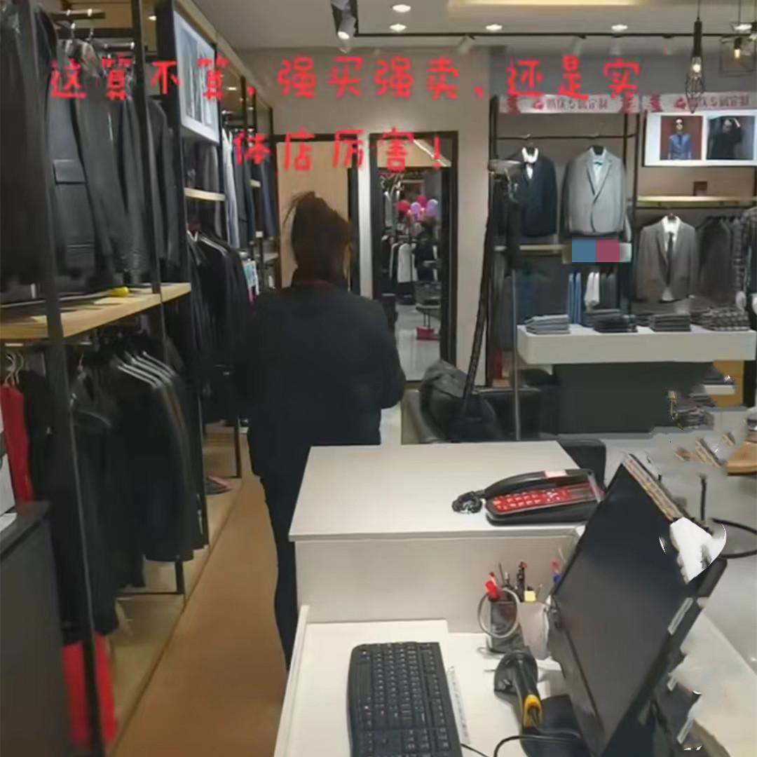 营业员拿错东西把价格换给顾客,店员拿错衣服不承认不给退换