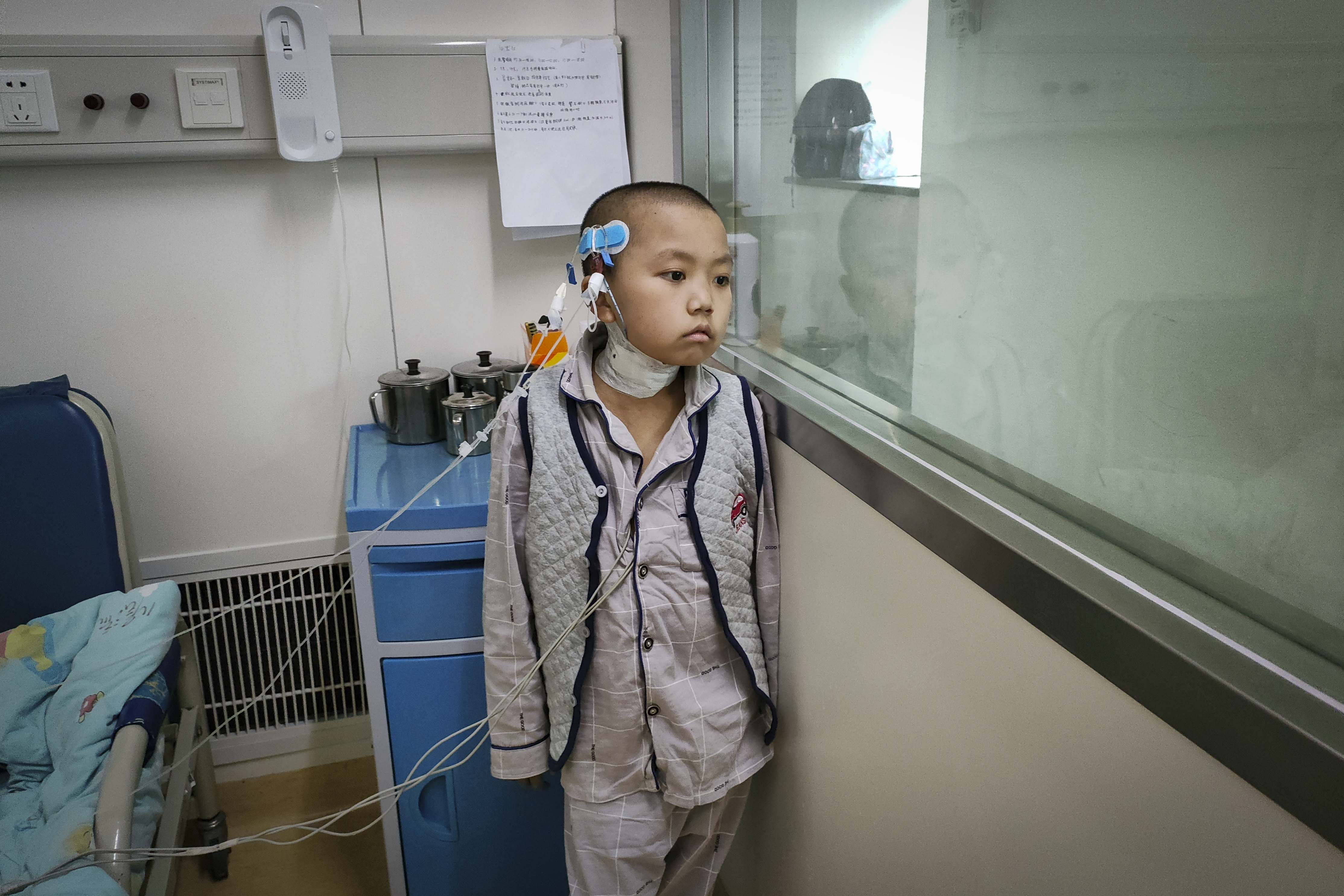 小男孩得了怪病肚子又大又圆,男孩患罕见病肚子大