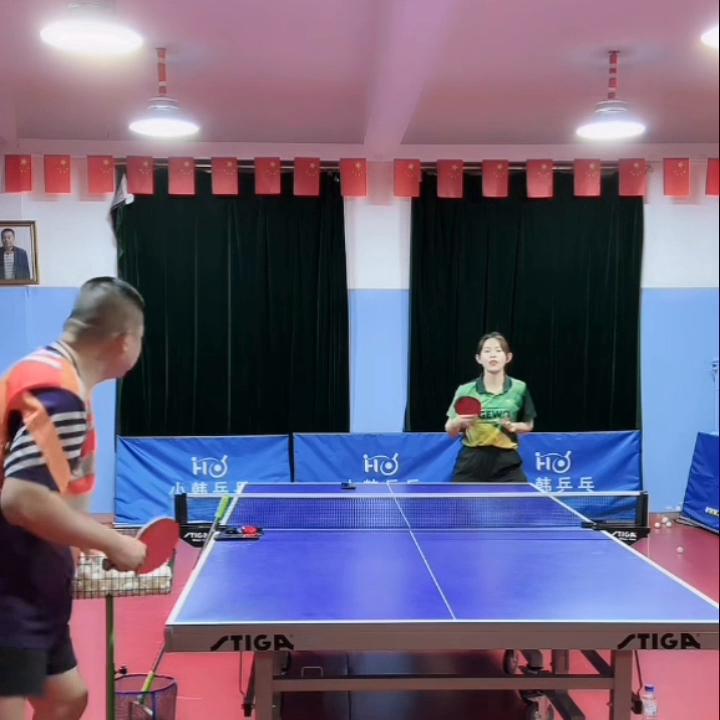 怎样接好勾手侧上旋球,勾手发球怎么接侧下旋转