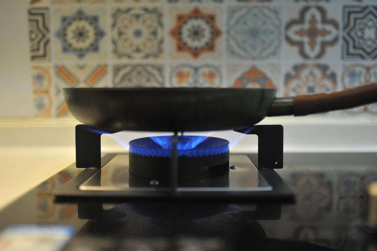 燃气灶打不着火该怎么清理,燃气灶点不燃是修还是换