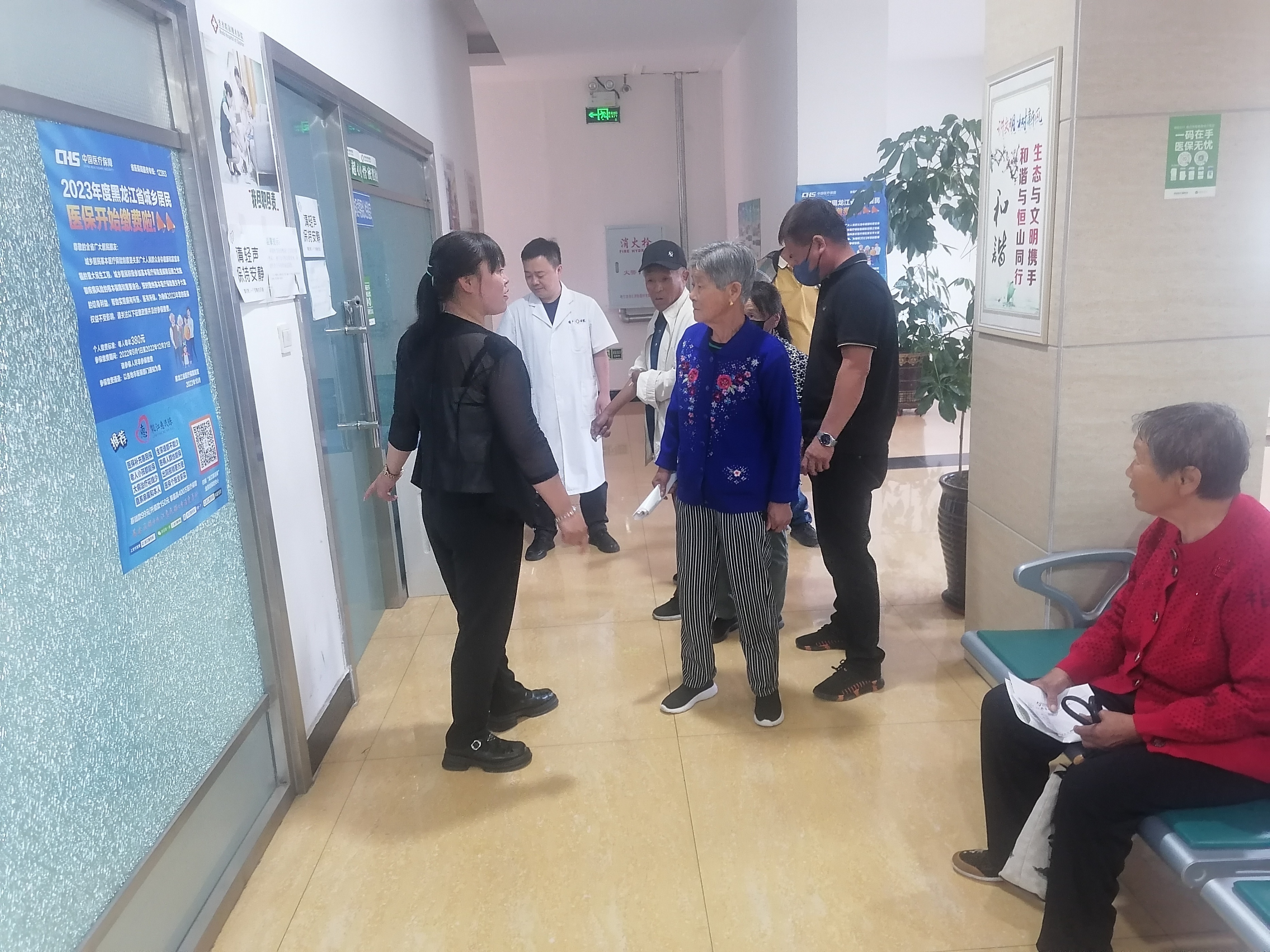 爱心义诊进乡村为民服务暖人心,爱心义诊为偏远乡村群众送健康