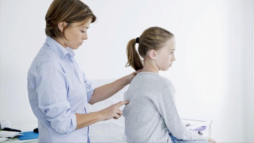 老年人弯腰驼背怎么治,老人弯腰驼背怎么回事