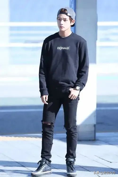 男士白色圆领卫衣怎样穿搭,圆领卫衣里面穿什么打底男士