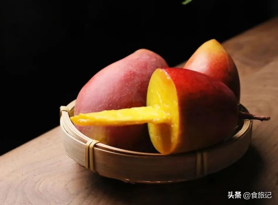 海南贵妃芒树上自然熟,海南三亚树上熟得贵妃芒