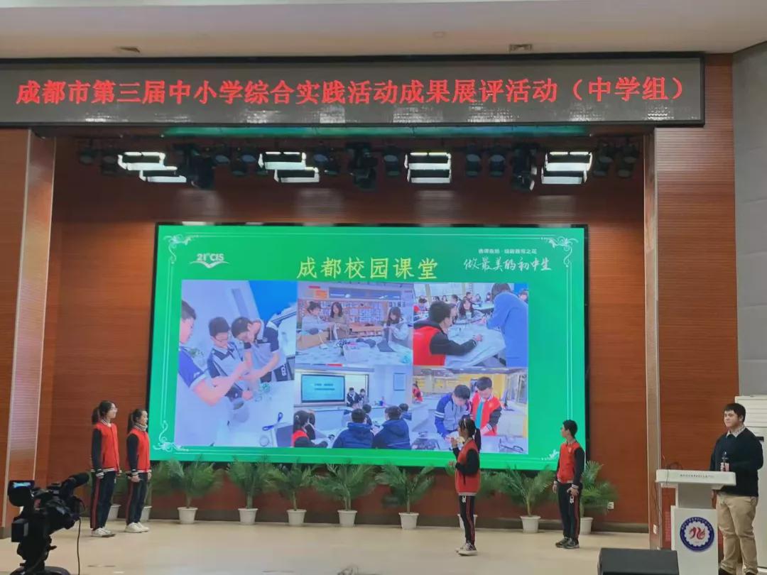 拿奖到手软的学生,拿奖状拿到手软