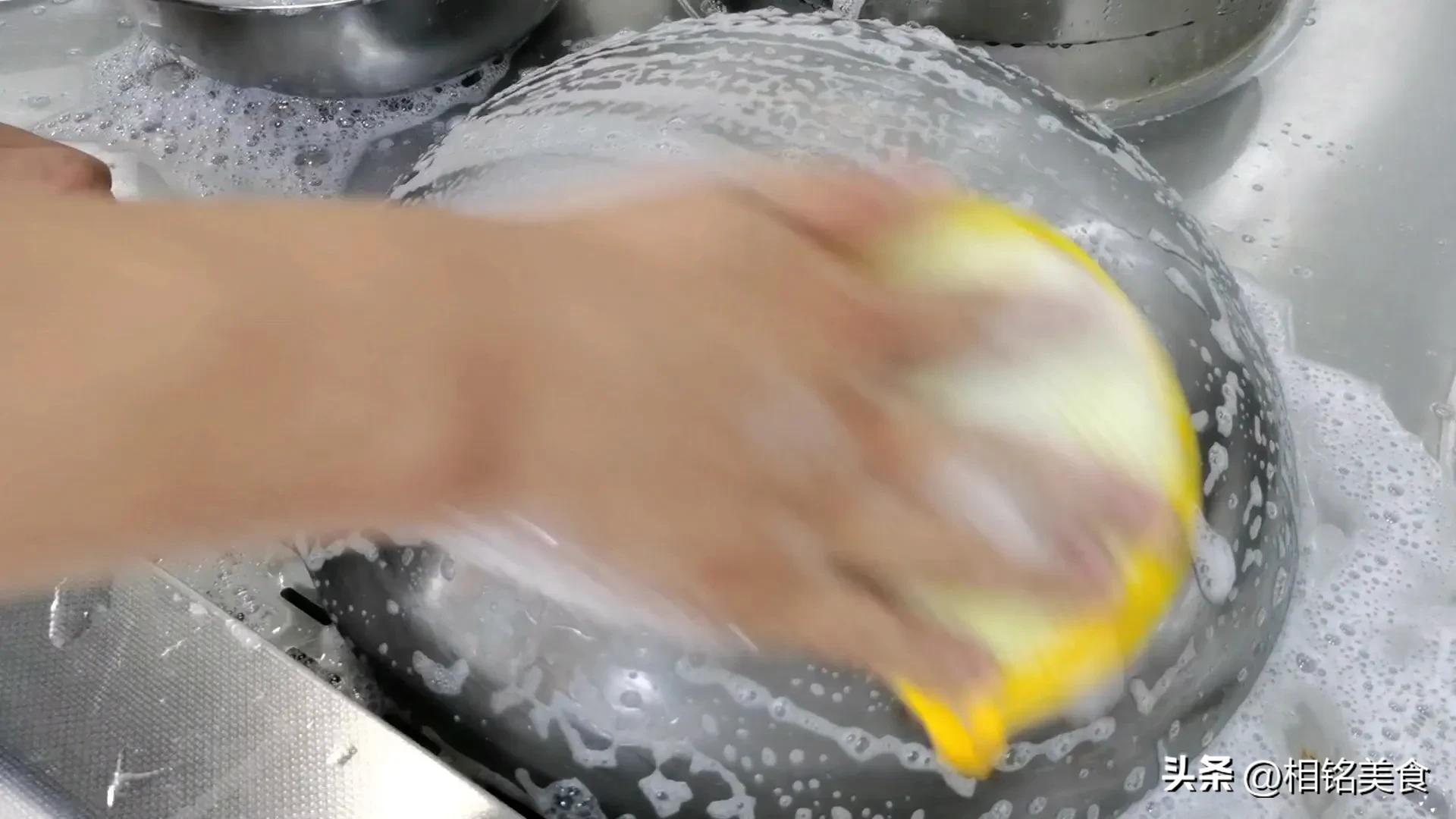 新铁锅怎样开锅小妙招视频,不粘锅的铁锅最佳开锅方法