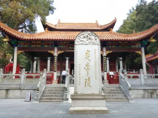 八十年代修铁路发现的大墓,被盗过的老百姓墓图片