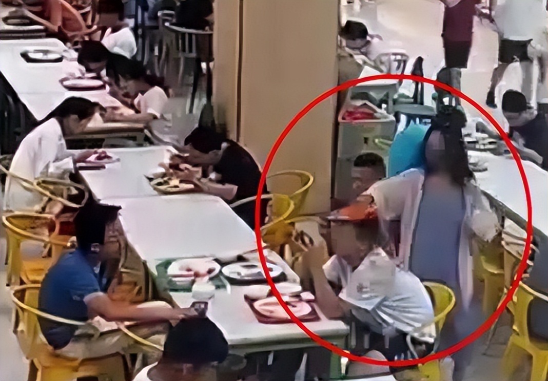 不满邻桌*辱侮**猫咪,天津大学女生往男生头上扣菜,偶像剧看多了吧