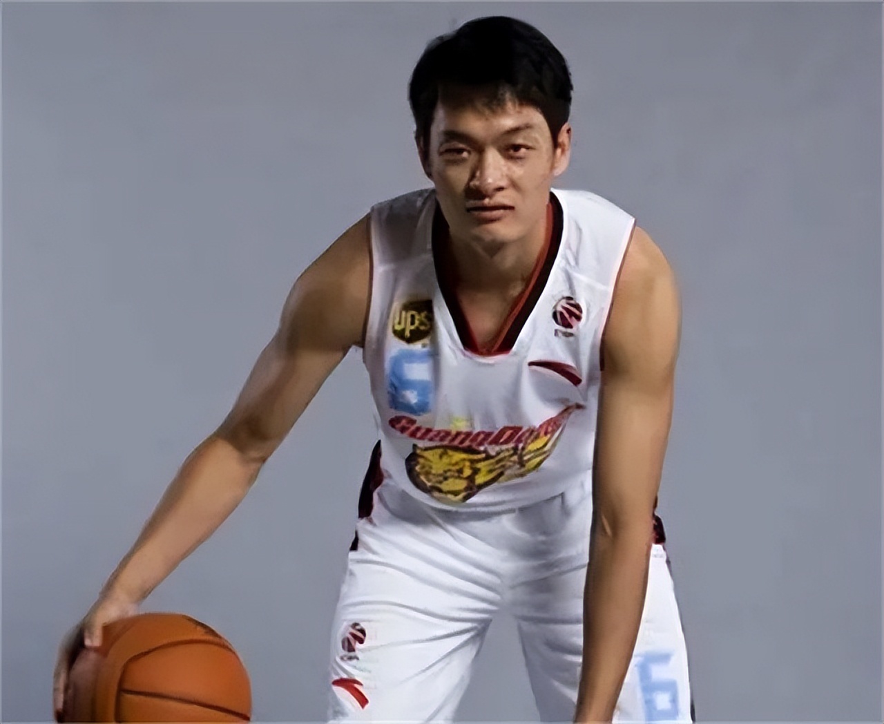 中国男篮黄金一代首发五虎现状：当官、当教练，只有他还在坚持