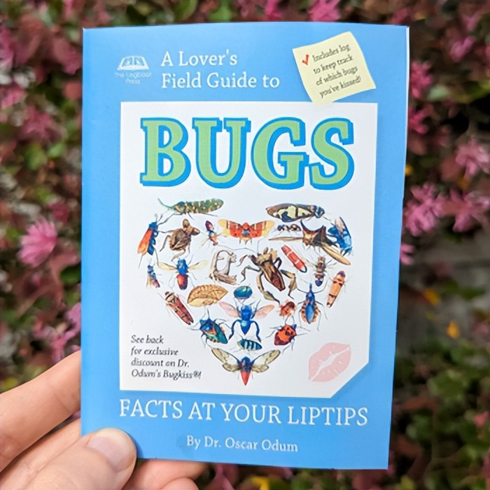 老外用虫子接吻器狂亲蚯蚓，连苍蝇路过都要被嘬两口