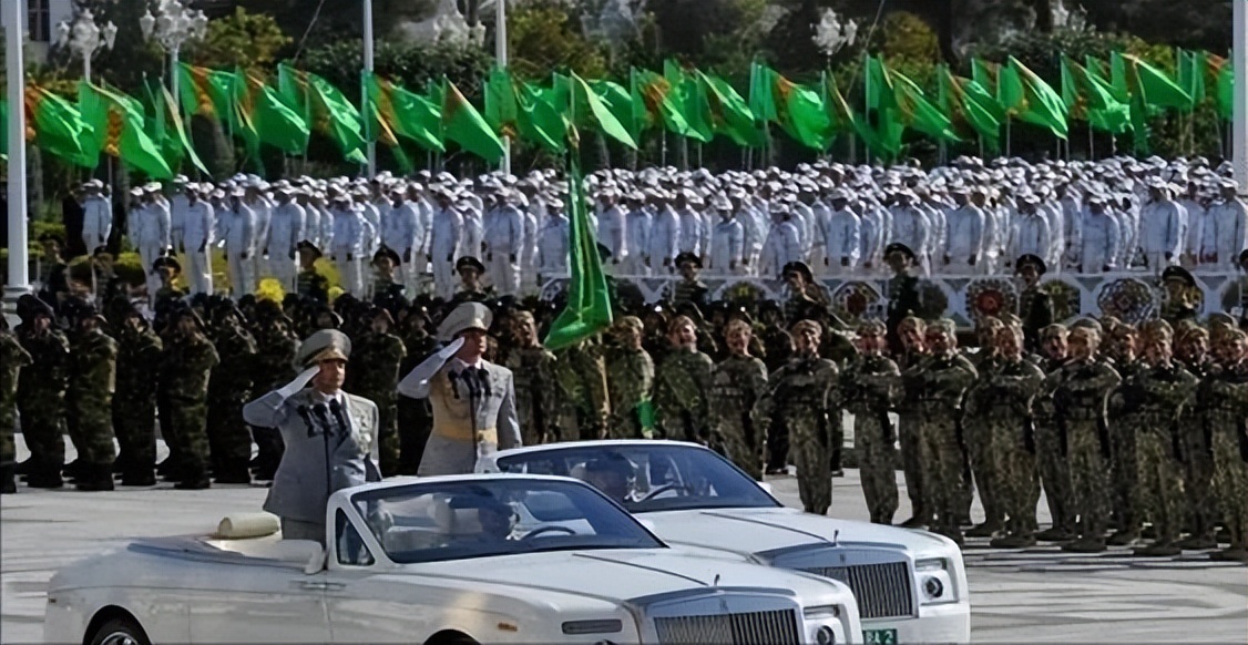 亚洲唯一中立国，水电免费汽油仅一毛，这个国家为何能闷声发大财