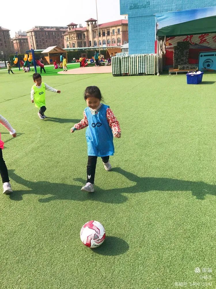 香蕉哥哥，一起动起来吧！奎文区实验幼儿园让更多的孩子逐梦绿茵
