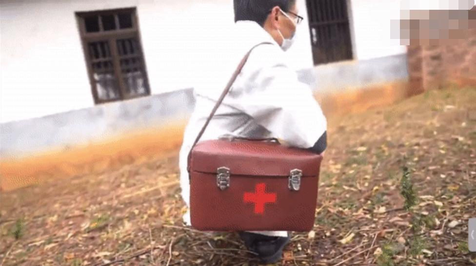 他3岁患病，身高不足1米回乡当村医，30年把自己活成了“巨人”！