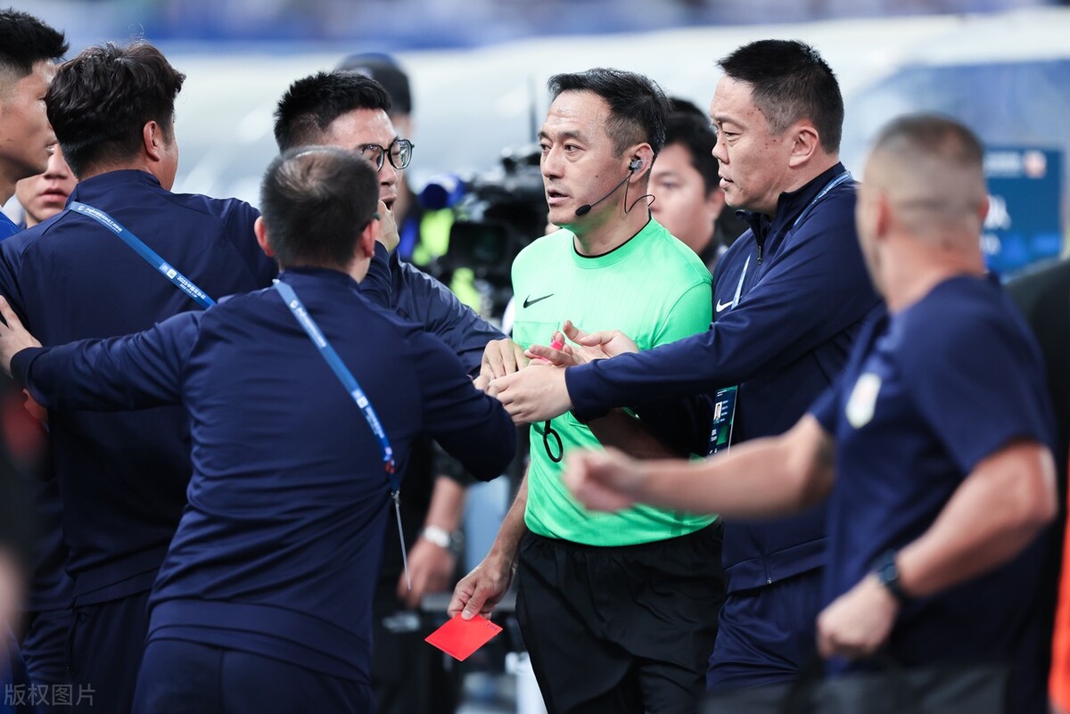 从0-2到3-3，昏哨刘威拖中超后腿，高洪波纵容或酿恶果，该彻查