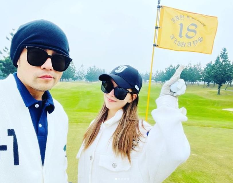 周杰伦晒儿子罗密欧赏画照,周杰伦儿子罗密欧发型