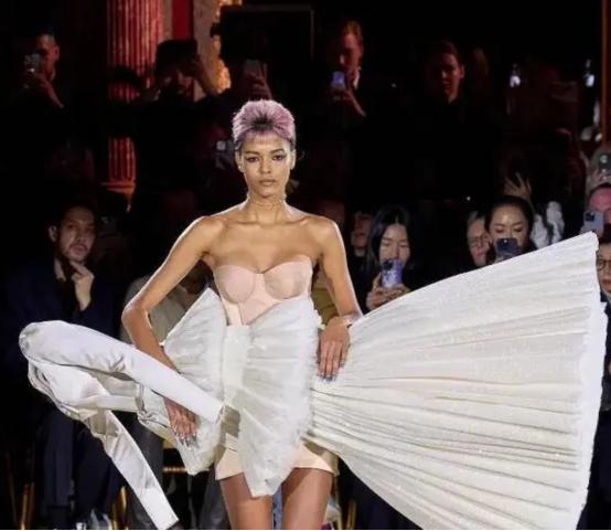 大牌时装秀，频繁暴露隐私部位，到底是追求潮流还是为了博眼球