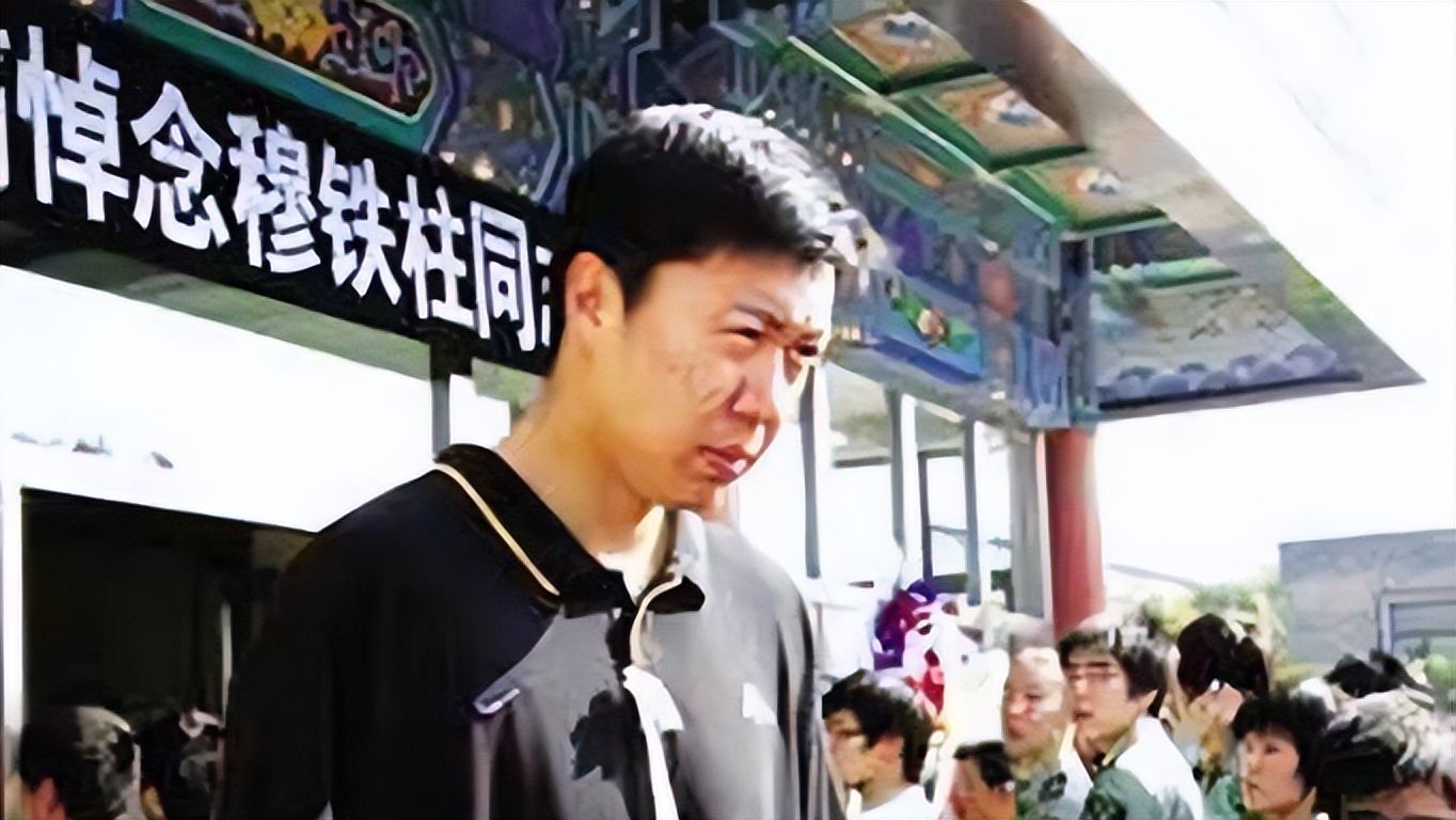 穆铁柱身高比姚明高吗,巨人穆铁柱打篮球