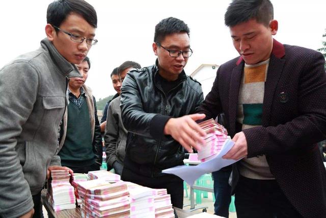 最新村干部工资待遇标准表,2023年村干部工资上调的新闻