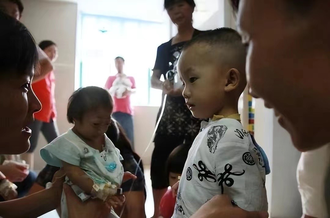 袖珍女孩梁小小出生日期,袖珍女孩梁小小现在长大的样子