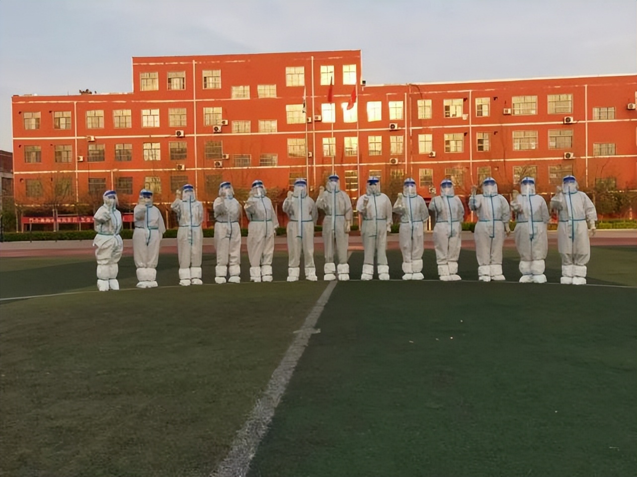 面对肆意蔓延的疫情,面对疫情持续蔓延的严峻形势