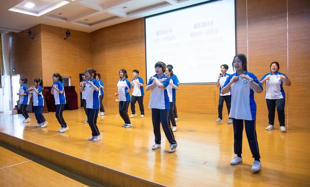 青春仪式展青春风采追青春梦想,挥洒汗水激扬青春放飞梦想