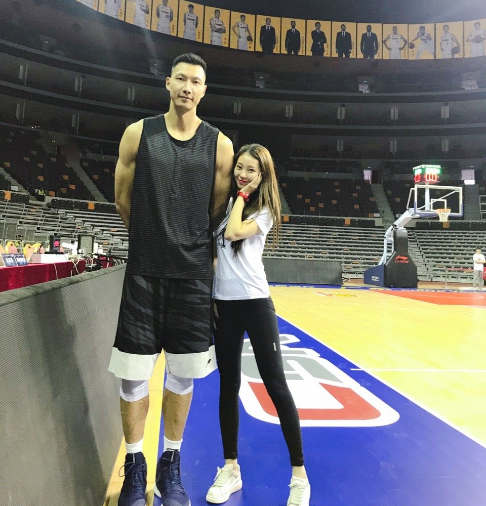 易建联的家庭生活,易建联带妻子回老家