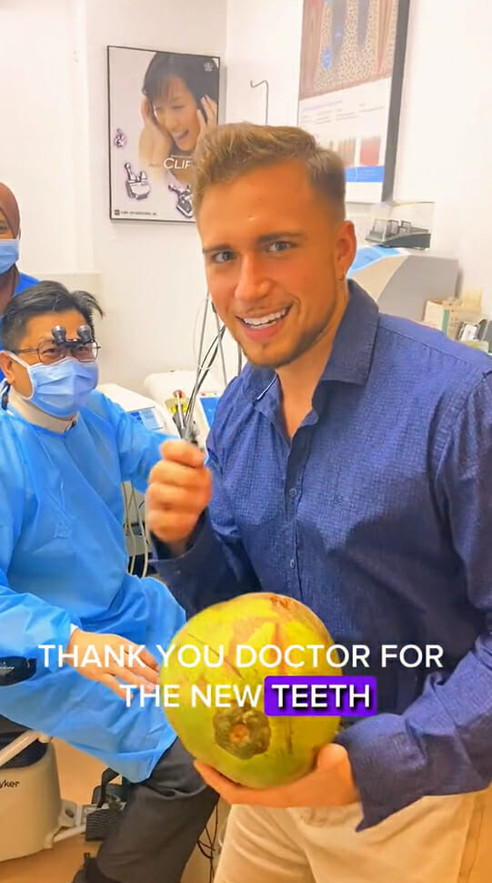 一名大爷用牙齿开椰子,男子用嘴开椰子惊呆网友