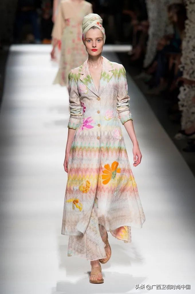 简单又时髦的丝巾系法你学到了吗,美丽时尚精美基础丝巾推荐