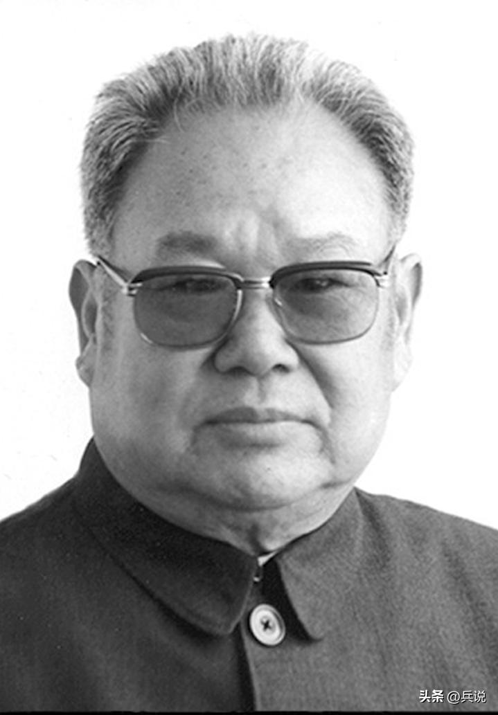 八路军在树林里发现一具尸体,八路军掩埋日军尸体