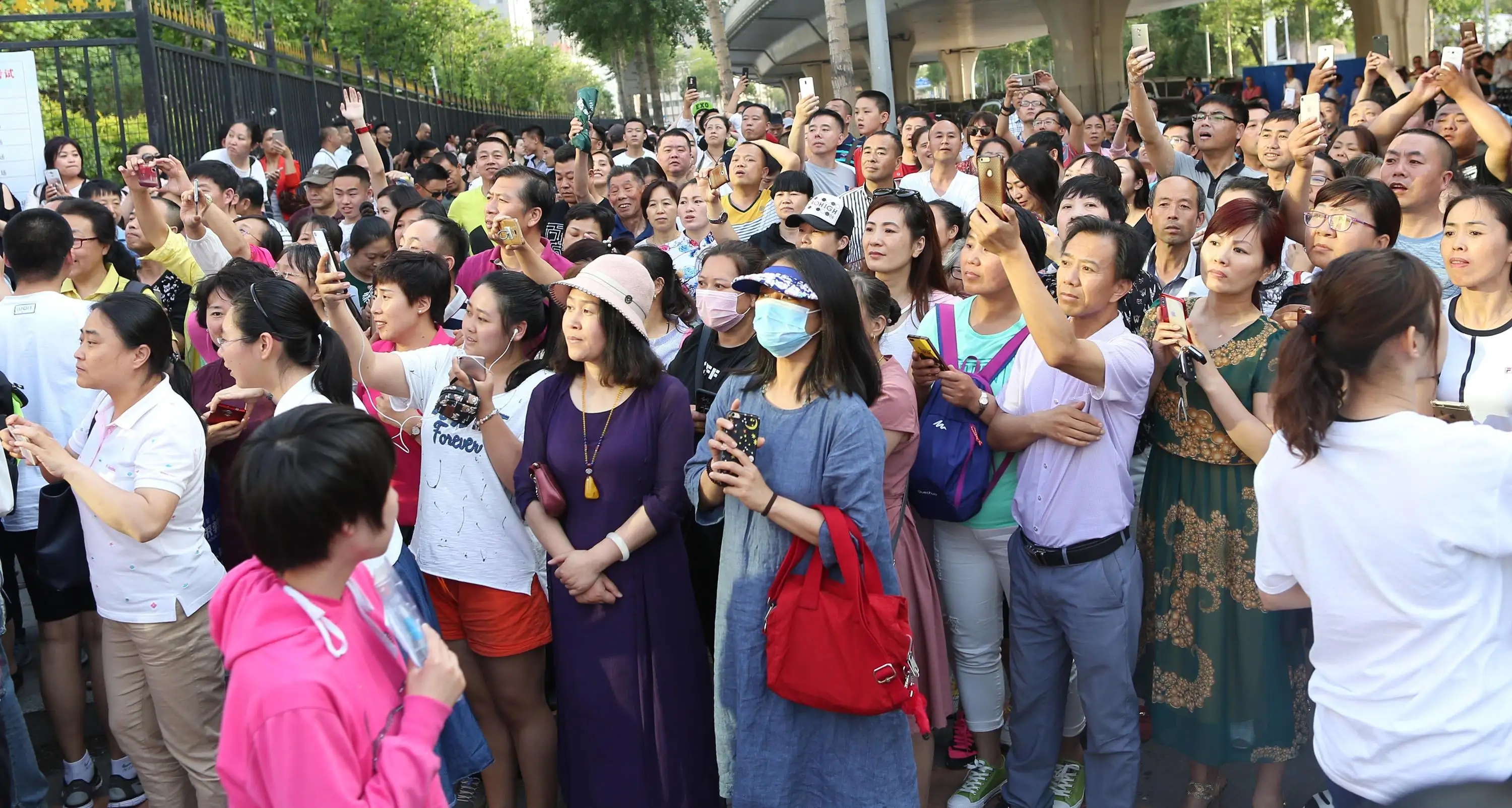 不论是上北京大学、中等技校，还是当售货员，我们都有光明的前途