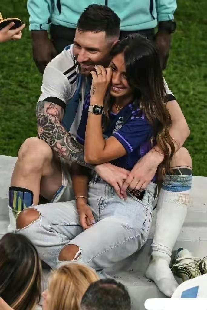 梅西世界杯女球迷,梅西世界杯夺冠和女厨师拥抱