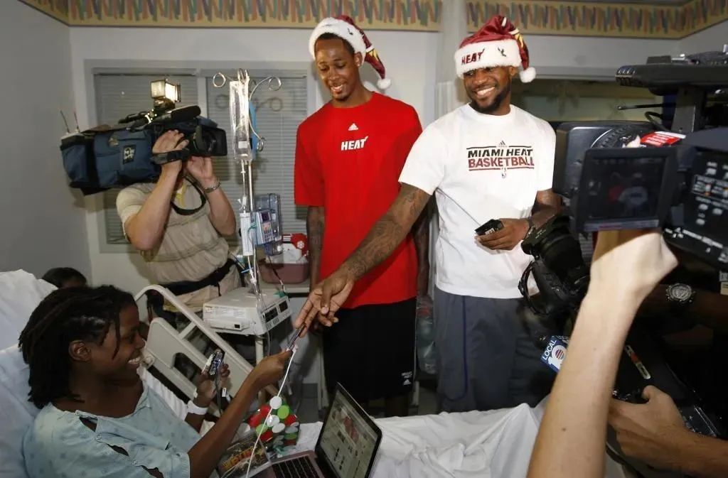 球场之外的“詹皇”：10亿身家，1亿慈善