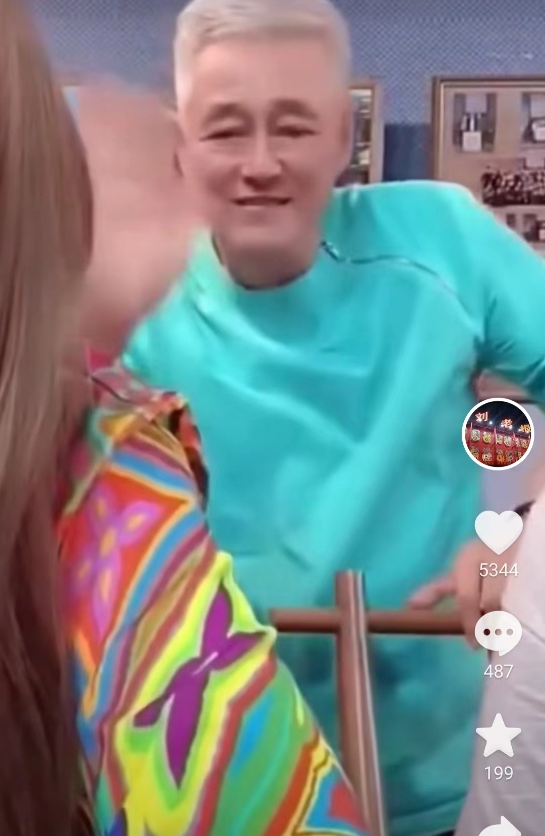 64岁赵本山身体引担忧！面色难看眼神迷离，强打精神陪女儿直播