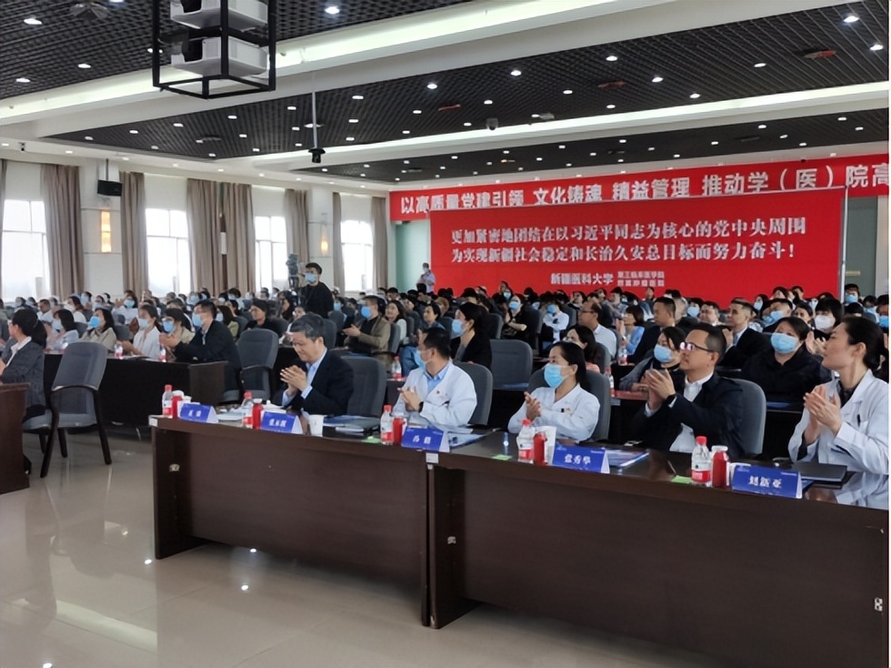 全国肿瘤专家齐聚伊宁为患者义诊,大批专家赴新疆