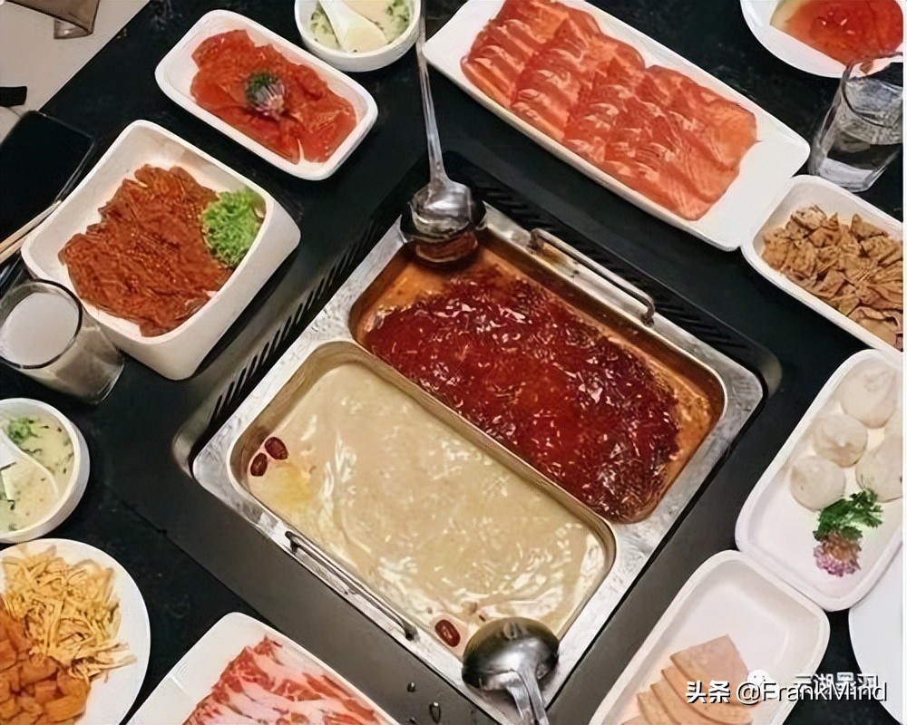 为什么大多数火锅店的锅是圆的，而海底捞的锅是方的？