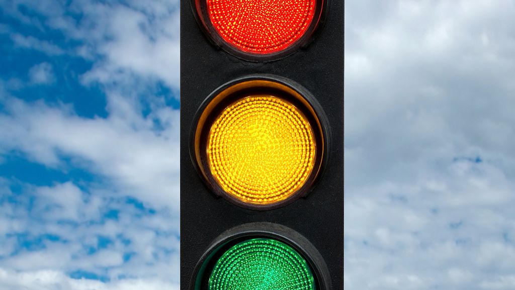 喜欢闯红灯的人怎么处理,经常闯红灯总是不扣分咋回事