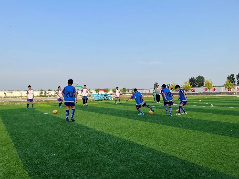 把所有孩子赶出去的游戏,把小孩子扔到外面的游戏