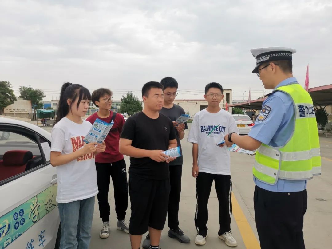 交警到驾校开展交通安全宣传活动,交警暑假交通安全宣传
