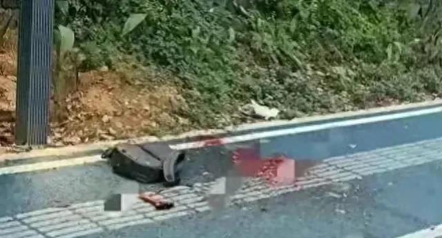 男子锤杀上司,湖北一男子当街锤人真实视频