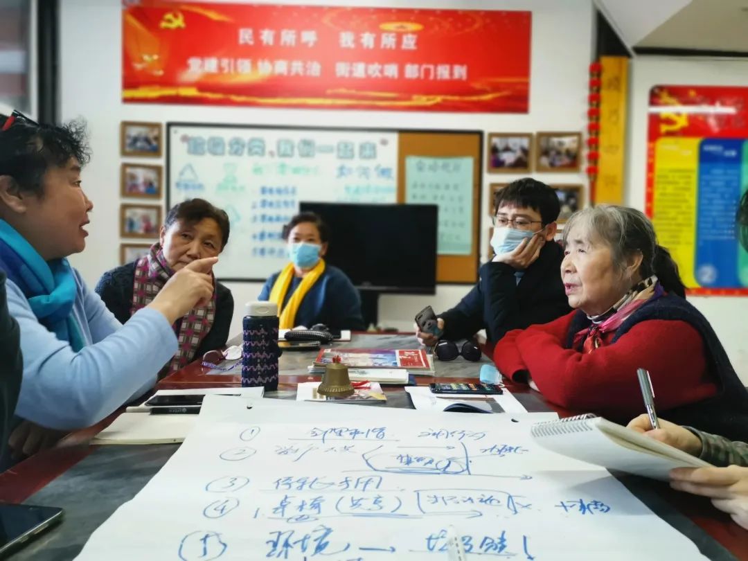 在社会治理理念上要突出强调,社会治理必须加强和创新社会治理