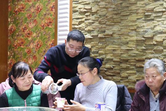 给人倒酒有什么讲究,给别人倒酒时双手是祭祀手吗