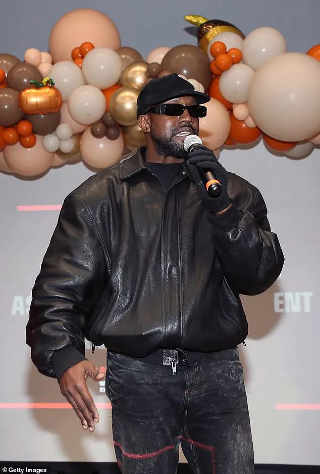 卡戴珊与侃爷撒狗粮,卡戴珊久违晒侃爷