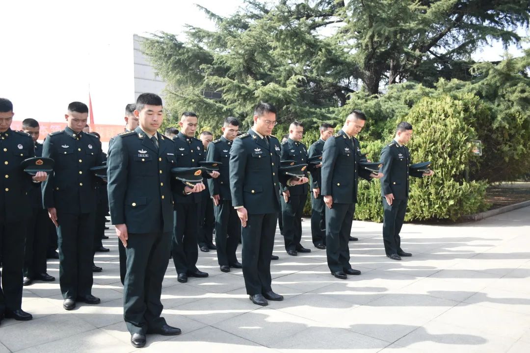 解放军清明缅怀红军先烈活动,清明祭奠革命先烈解放军鸣枪