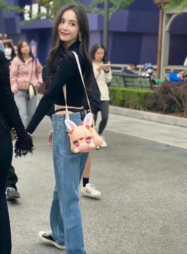 古力娜扎露脐上衣配紧身裤,古力娜扎格子裤穿搭