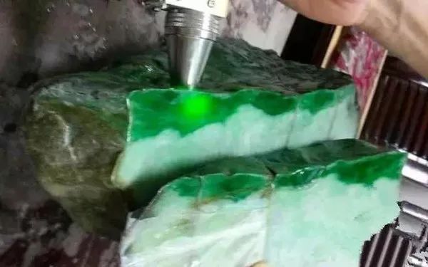 直播间合料拍了翡翠原石，现在想退商家拒绝怎么办？